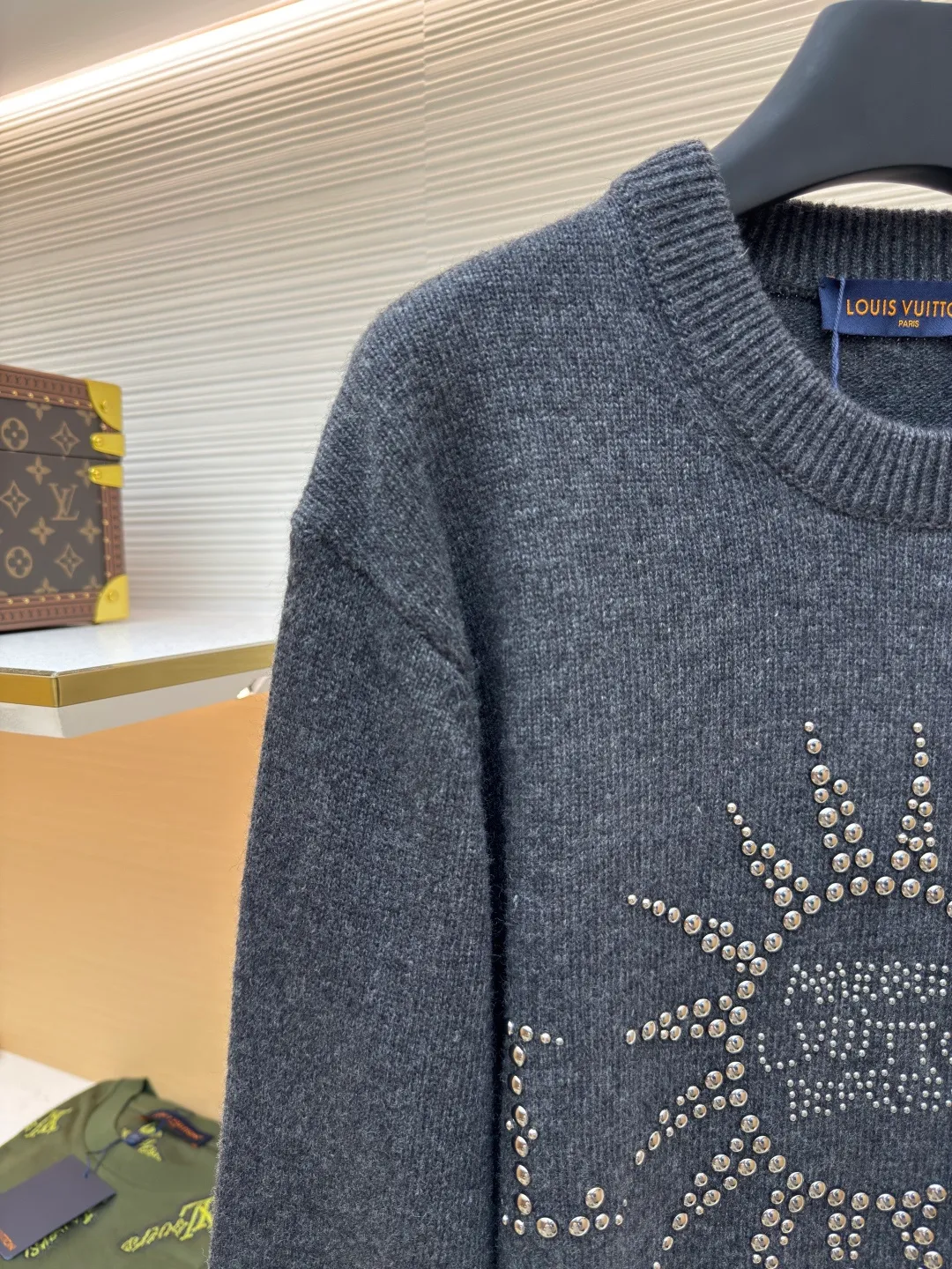 LOUIS VUITTON Sun-permed woolen sweater ●Authentic product: Purchased and developed at 16600 ●Item No.: 1680608-B70 ●Fabric: wool fabric ●Technology: Perm-perm production ●Version: Fitted version ●Weight: about 645 grams ●Size: XS-S-M-L ●Description: Zhenpin goat hair is woven, and the woolen wool fabric has very good thermal insulation properties. Due to the natural warmth of the wool fiber, the woolen wool fabric can stay warm in the cold winter; in addition, the woolen wool fabric has good breathability, even in a humid environment. You won’t feel stuffy. Secondly, woolen wool fabrics are also very soft and comfortable. Due to the natural softness of wool fibers, woolen wool fabrics are very soft to the touch and very comfortable to wear. Also, the texture of woolen wool fabrics is also very soft and will not irritate the skin. This ironing drill is extremely heavy-duty. There are 6 groups of beads of different sizes on it, so it is particularly easy to move. The overall workmanship is very complex. Heat-capacitive glue is added to the embroidery. It needs to be hot-glued to ensure quality. The checkerboard pattern needs to be positioned so it is fast. Each process of the whole dress is slow and time-consuming. The overall wiring is straight and delicate, the fabric is comfortable and soft, and the color is consistent without color difference. It can be matched with the same style to create a fashionable look and control various occasions. Customized accessories, complete three standards, the same style for men and women!